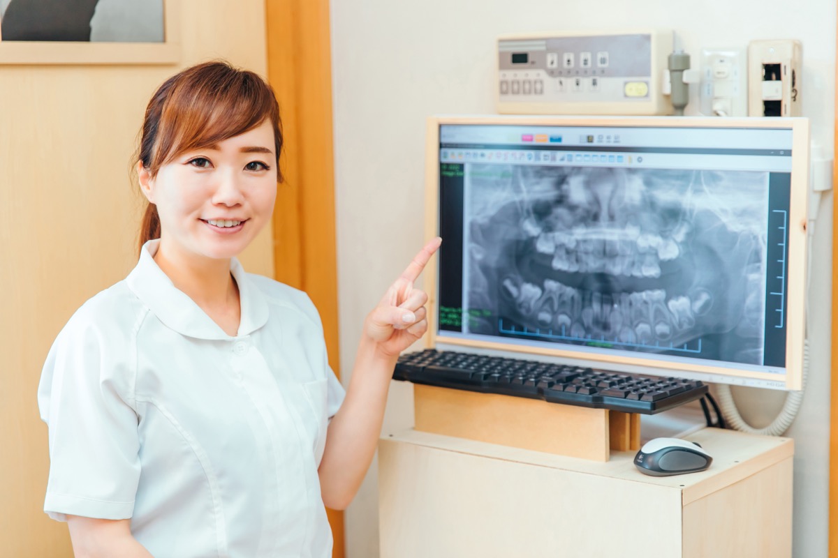 歯科用CTやレントゲン画像を確認する診療室