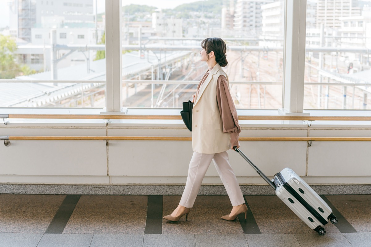 旅行の準備をする人とスーツケース・パスポート
