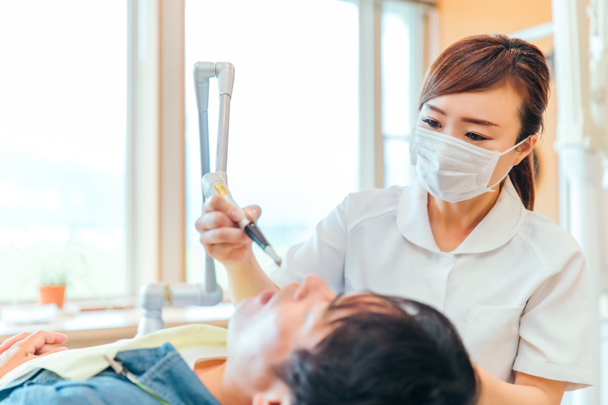 インプラント治療を受ける患者と歯科医師