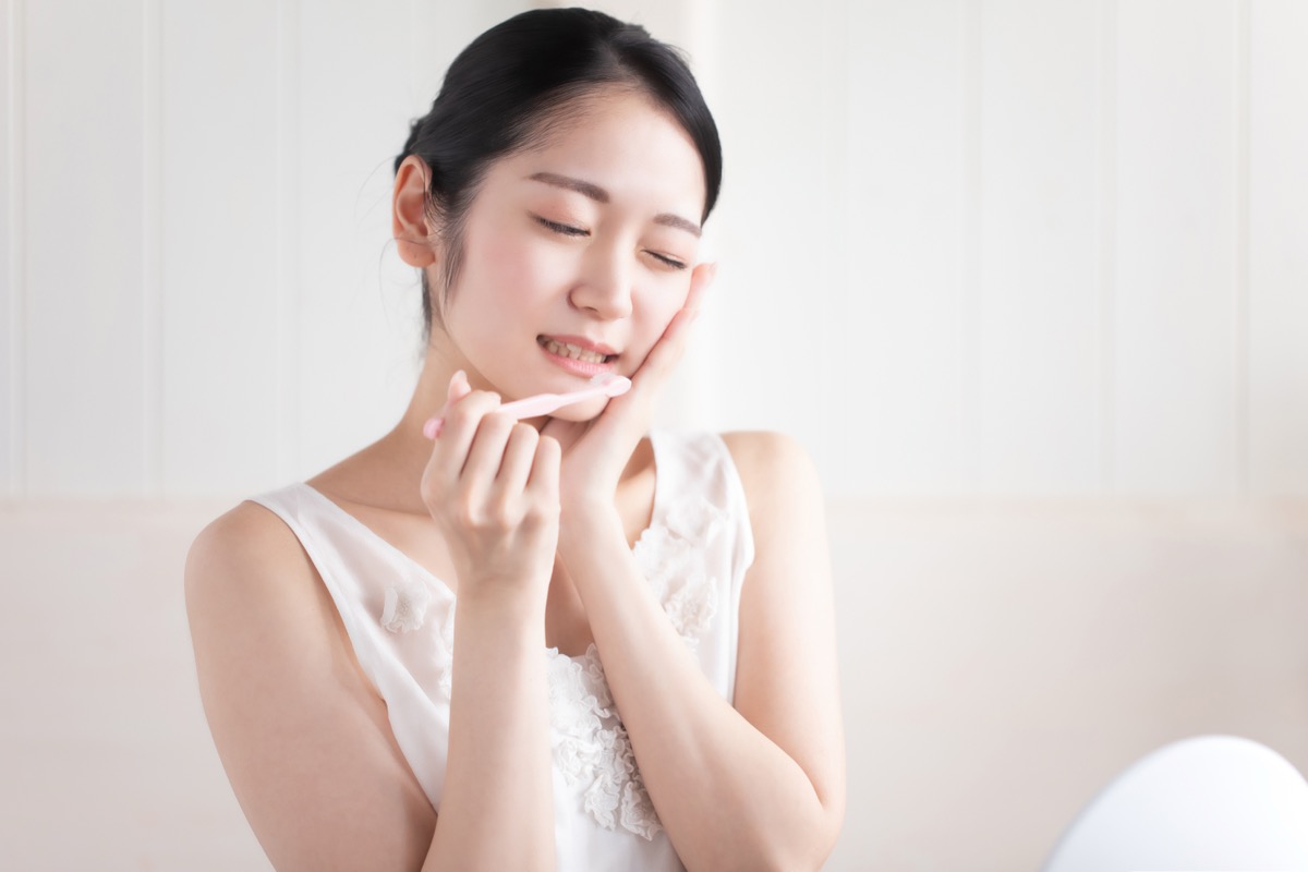 知覚過敏で冷たいものがしみる様子