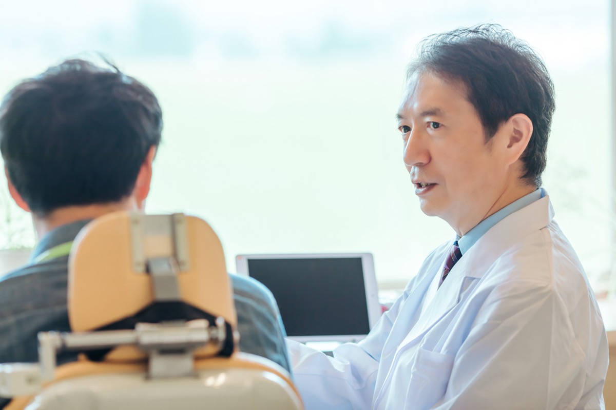 歯科医師が患者に治療内容を説明する様子